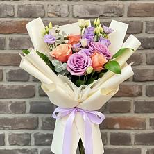 Букет цветов из:  Лизиантусы и Розы в Илек