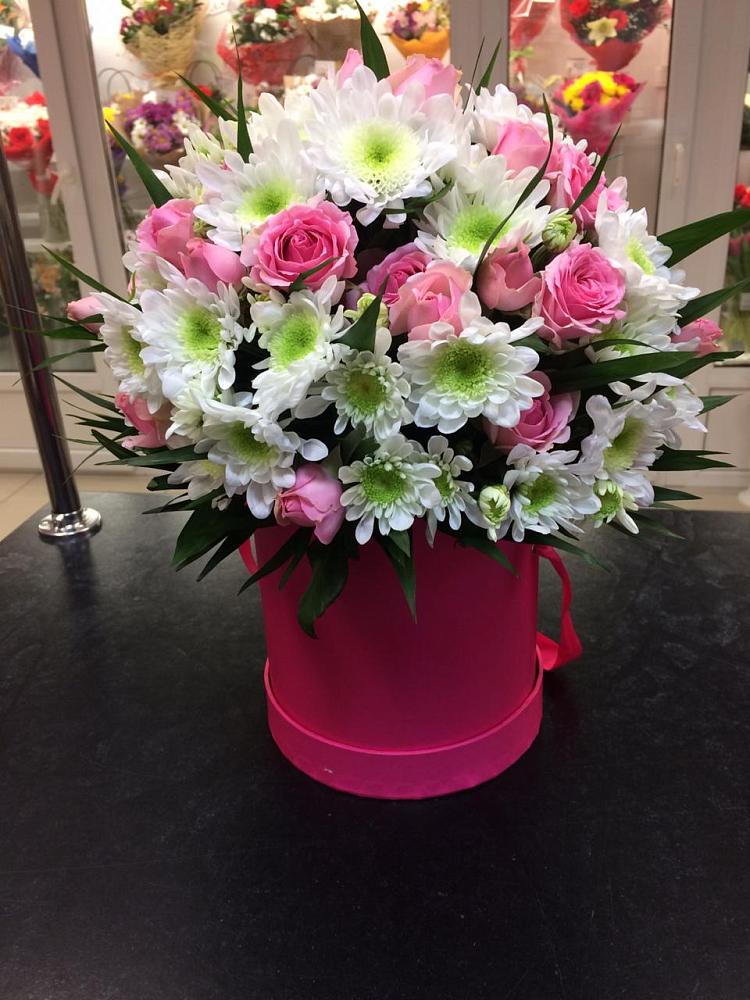 Цветочная композиция из Розы и Хризантемы в шляпной коробке в Илек