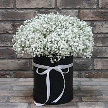 Цветочная композиция из Гипсофила в шляпной коробке в Илек